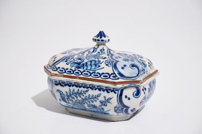Een Delftse blauw-witte dekselterrine met floraal chinoiseriedecor, 18e eeuw