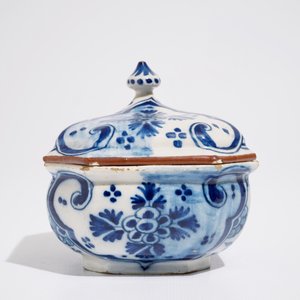 Een Delftse blauw-witte dekselterrine met floraal chinoiseriedecor, 18e eeuw — foto 5