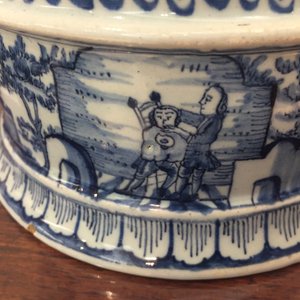 Een Delftse blauw-witte ronde tabaksdoos met stamper, gedat. 1763 — foto 14