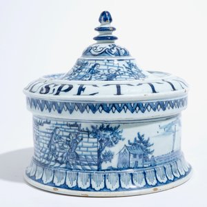 Een Delftse blauw-witte ronde tabaksdoos met stamper, gedat. 1763 — foto 3