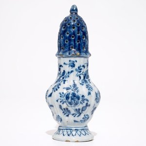 Een Delftse blauw-witte strooier met floraal decor, 18e eeuw — foto 1