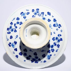 Een Delftse blauw-witte tazza met floraal ornamentdecor, ca. 1700 — foto 3