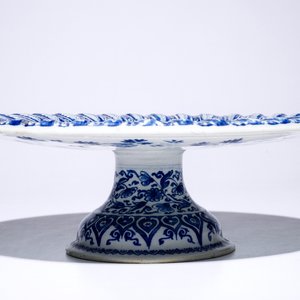 Een Delftse blauw-witte tazza met floraal ornamentdecor, ca. 1700 — foto 4