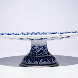 Een Delftse blauw-witte tazza met floraal ornamentdecor, ca. 1700 — foto 6