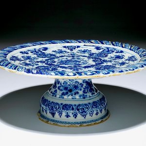 Een Delftse blauw-witte tazza met florale vakverdeling, ca. 1700 — foto 1