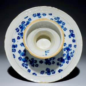 Een Delftse blauw-witte tazza met florale vakverdeling, ca. 1700 — foto 3