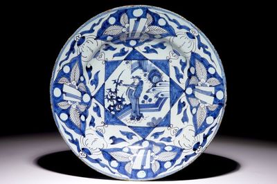 Een Delftse chinoiserie schotel in blauw, wit en mangaan, 17e eeuw