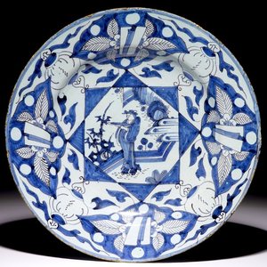 Een Delftse chinoiserie schotel in blauw, wit en mangaan, 17e eeuw — foto 1