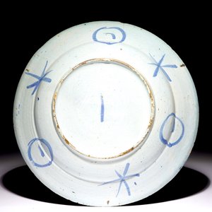 Een Delftse chinoiserie schotel in blauw, wit en mangaan, 17e eeuw — foto 2