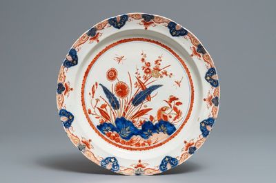 Een Delftse doré Imari-stijl schotel met floraal decor, 18e eeuw