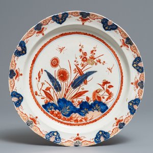 Een Delftse doré Imari-stijl schotel met floraal decor, 18e eeuw — foto 1