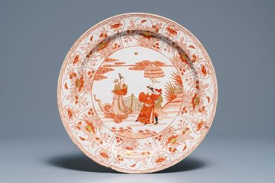 Een Delftse doré 'melk en bloed' schotel met chinoiserie decor, 18e eeuw