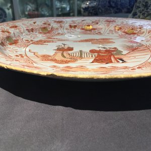 Een Delftse doré 'melk en bloed' schotel met chinoiserie decor, 18e eeuw — foto 5