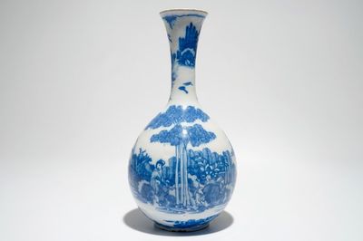 Een Delftse flesvormige vaas met blauw-wit chinoiseriedecor, 17e eeuw