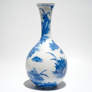Een Delftse flesvormige vaas met blauw-wit chinoiseriedecor, 17e eeuw — foto 2