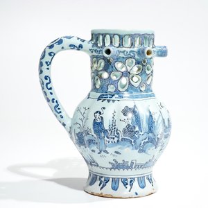 Een Delftse fopkan met chinoiserie decor in blauwwit en mangaan, gedat. 1690 — foto 4