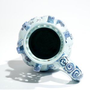 Een Delftse fopkan met chinoiserie decor in blauwwit en mangaan, gedat. 1690 — foto 6