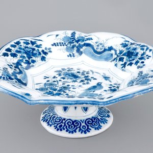Een Delftse gelobde schotel op voet met chinoiserie decor, 17e eeuw — foto 1