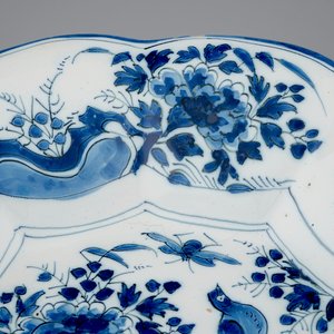 Een Delftse gelobde schotel op voet met chinoiserie decor, 17e eeuw — foto 3