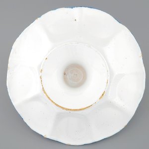 Een Delftse gelobde schotel op voet met chinoiserie decor, 17e eeuw — foto 8