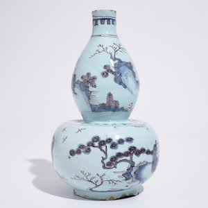 Een Delftse kalebasvaas met chinoiseriedecor in blauw en mangaan, eind 17e eeuw — foto 2