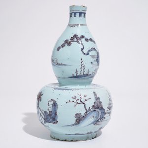 Een Delftse kalebasvaas met chinoiseriedecor in blauw en mangaan, eind 17e eeuw — foto 4