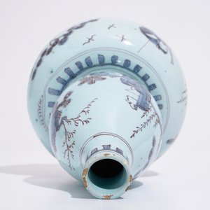 Een Delftse kalebasvaas met chinoiseriedecor in blauw en mangaan, eind 17e eeuw — foto 6