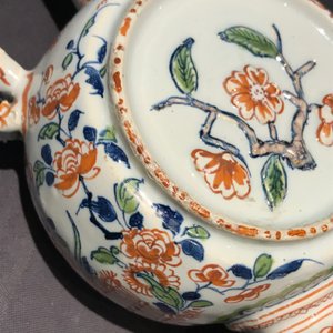 Een Delftse kasjmier palet kan met reliëfdecor en dubbele tinmontuur, 1e helft 18e eeuw — foto 11
