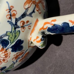 Een Delftse kasjmier palet kan met reliëfdecor en dubbele tinmontuur, 1e helft 18e eeuw — foto 9