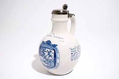 Een Delftse kruik met orangistisch opschrift en het wapen van Willem III, 17e eeuw