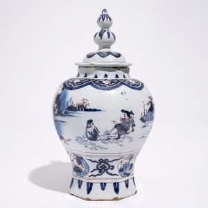 Een Delftse octagonale dekselvaas met chinoiseriedecor in blauw en mangaan, eind 17e eeuw — foto 1