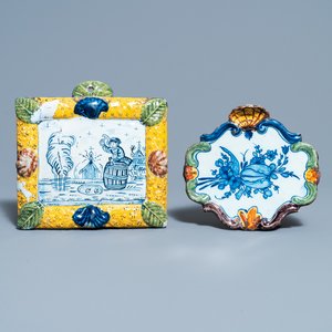 Een Delftse plaquette in gemengde techniek met een tonnenmaker en één met een tulp, 18e eeuw — foto 1