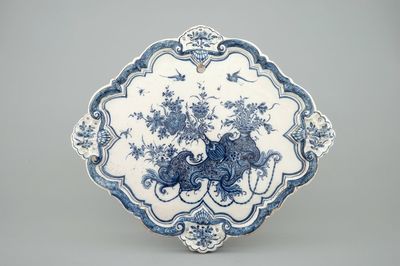 Een Delftse plaquette met decor van bloemvazen, 18e