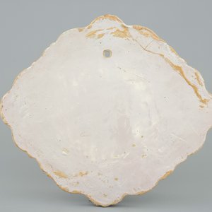 Een Delftse plaquette met decor van bloemvazen, 18e — foto 2