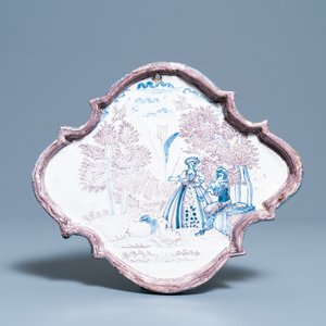 Een Delftse plaquette met pastoraal decor in blauw en mangaan, 18e eeuw — foto 1