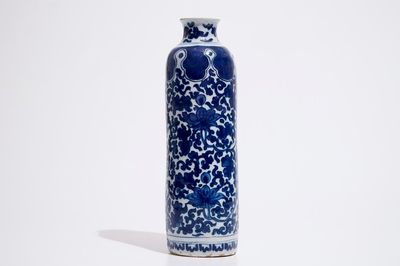 Een Delftse rouleau vaas met lotusslingers in Ming-stijl, ca. 1700