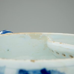 Een Delftse sauskom, een miniatuur zoutvat en een brandewijnkom, 17e/18e eeuw — foto 9