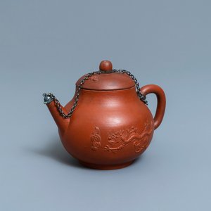 Een Delftse theepot met deksel in rood aardewerk, ca. 1700 — foto 1