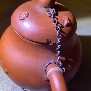 Een Delftse theepot met deksel in rood aardewerk, ca. 1700 — foto 12