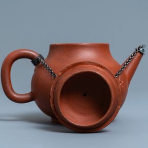 Een Delftse theepot met deksel in rood aardewerk, ca. 1700 — foto 7