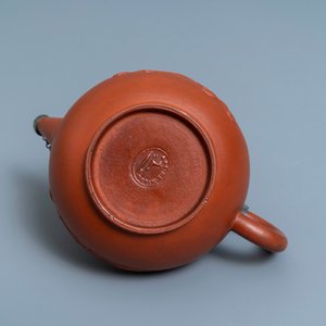 Een Delftse theepot met deksel in rood aardewerk, ca. 1700 — foto 9