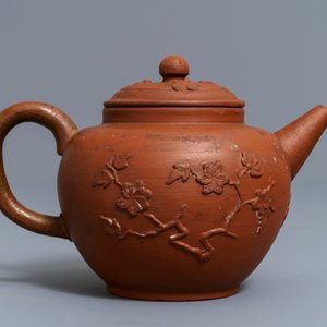Een Delftse Yixing-stijl theepot met reliëfdecor in rood aardewerk, 1e kwart 18e eeuw — foto 2