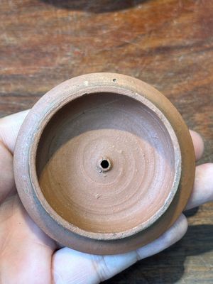 Een Delftse Yixing-stijl theepot met reliëfdecor in rood aardewerk, gemerkt Ary De Milde, 1678-1724 — foto 4