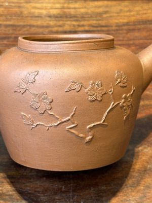 Een Delftse Yixing-stijl theepot met reliëfdecor in rood aardewerk, gemerkt Ary De Milde, 1678-1724 — foto 7