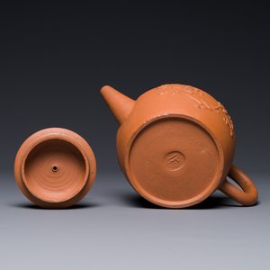 Een Delftse Yixing-stijl theepot met reliëfdecor in rood aardewerk, gemerkt Ary De Milde, 1678-1724 — foto 3