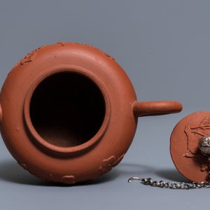 Een Delftse yixing-stijl theepot met zilveren montuur in rood aardewerk, 1e kwart 18e eeuw — foto 5