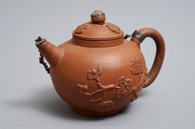 Een Delftse yixing-stijl theepot met zilveren montuur in rood aardewerk, 1e kwart 18e eeuw