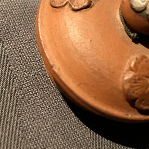 Een Delftse yixing-stijl theepot met zilveren montuur in rood aardewerk, 1e kwart 18e eeuw — foto 11