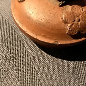 Een Delftse yixing-stijl theepot met zilveren montuur in rood aardewerk, 1e kwart 18e eeuw — foto 12