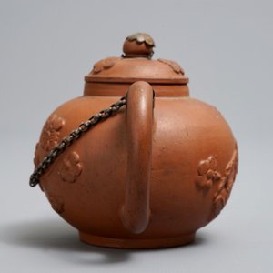 Een Delftse yixing-stijl theepot met zilveren montuur in rood aardewerk, 1e kwart 18e eeuw — foto 5